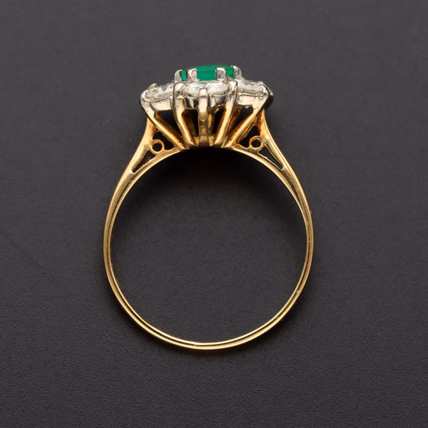18ct Yellow Gold Emerald & Diamond Daisy Ring