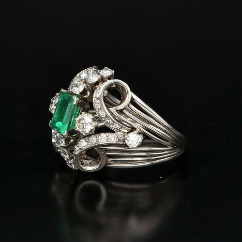 18ct White Gold Art Deco Emerald and Diamond Ring image-3