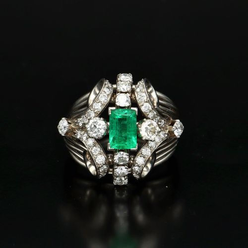 18ct White Gold Art Deco Emerald and Diamond Ring image-2
