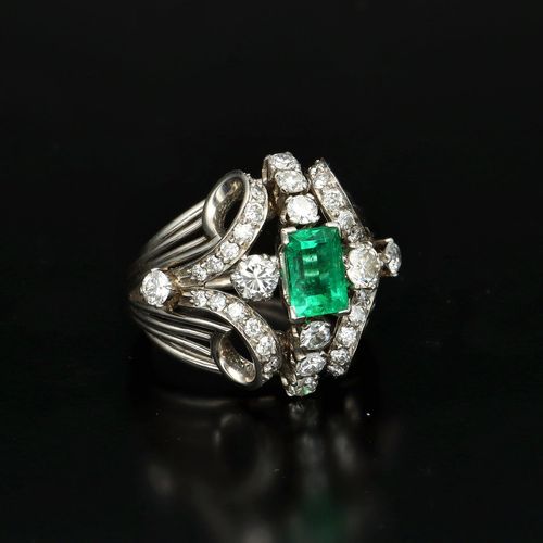 18ct White Gold Art Deco Emerald and Diamond Ring image-1