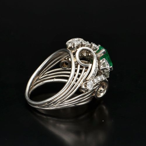 18ct White Gold Art Deco Emerald and Diamond Ring image-5