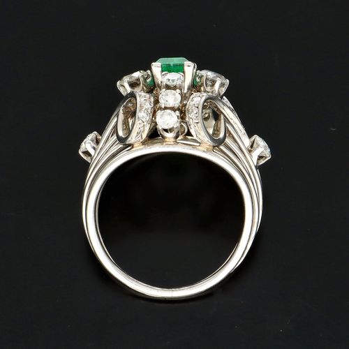 18ct White Gold Art Deco Emerald and Diamond Ring image-6