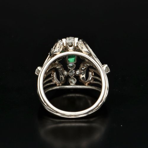 18ct White Gold Art Deco Emerald and Diamond Ring image-4