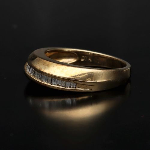 9ct Yellow Gold Diamond Ring image-3