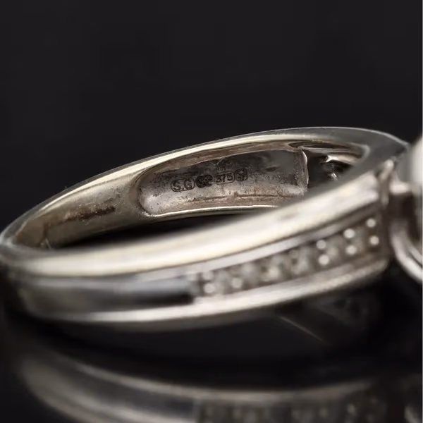9ct Gold Vari Cut Diamond Ring. Small Size