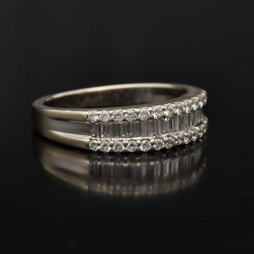 18ct Gold Diamond Ring image-1