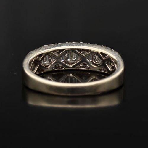 18ct Gold Diamond Ring image-5