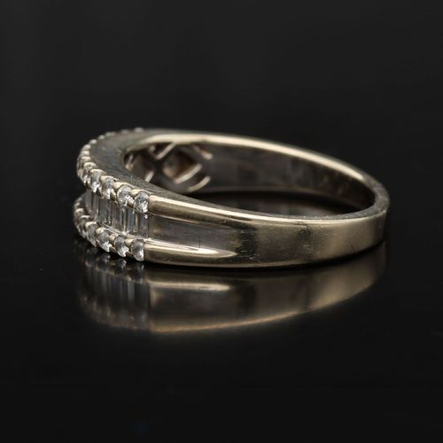 18ct Gold Diamond Ring image-3