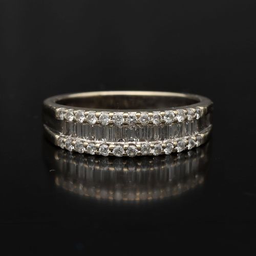 18ct Gold Diamond Ring image-2