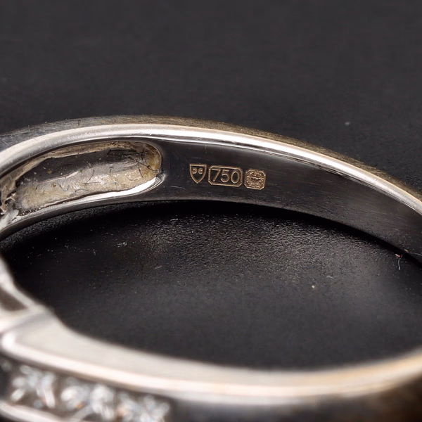 18ct White Gold & Diamond Ring