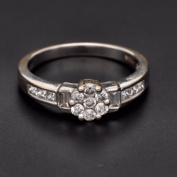 18ct White Gold & Diamond Ring