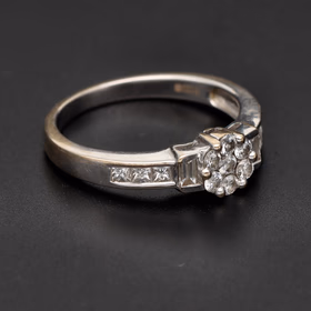 18ct White Gold & Diamond Ring