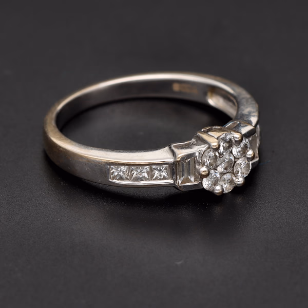 18ct White Gold & Diamond Ring