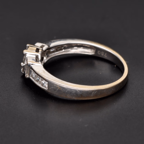 18ct White Gold & Diamond Ring