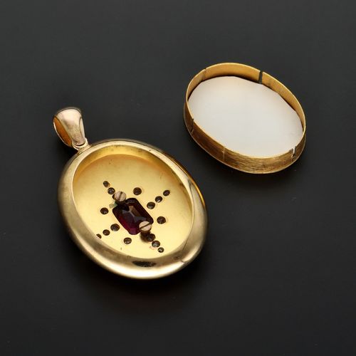 18ct Gold Garnet and Diamond Locket image-4