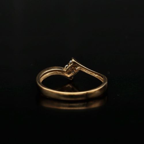 9ct Gold Diamond Ring image-4