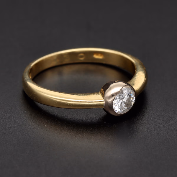 18ct Gold Diamond Solitaire 'Rub-Over' Ring