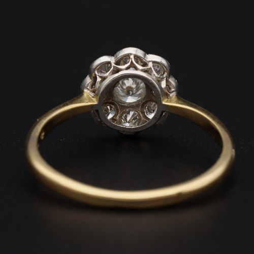 18ct Gold Diamond Cluster Ring image-5