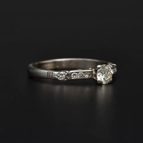 18ct Gold Diamond Ring. Birmingham 1973 image-1