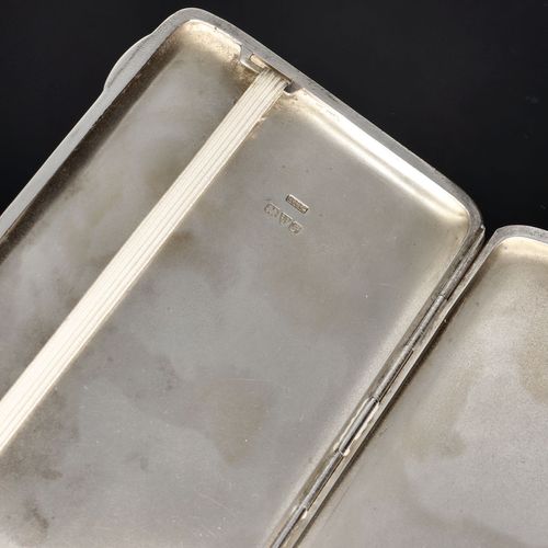 Early 20th Century Engraved Silver Cigarette Case image-5