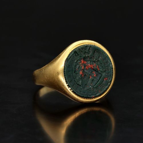 18ct Yellow Gold Antique Seal Ring image-1