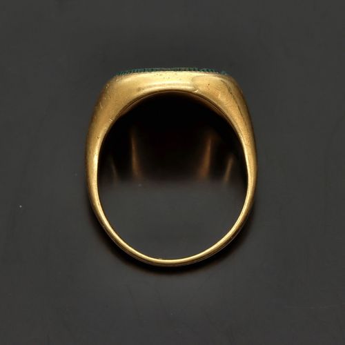 18ct Yellow Gold Antique Seal Ring image-6