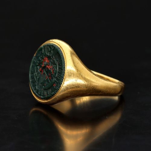 18ct Yellow Gold Antique Seal Ring image-4