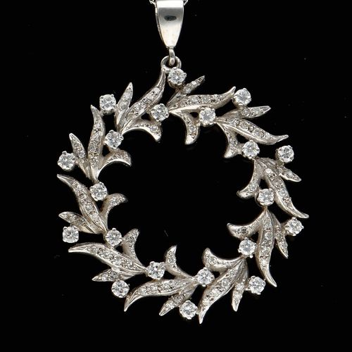 Vintage 18ct Gold Diamond Pendant Necklace image-3