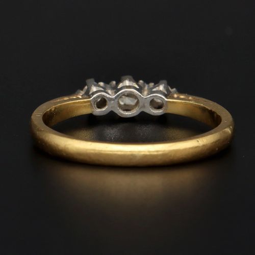 18ct Gold Diamond Ring image-5