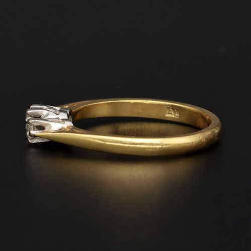 18ct Gold Diamond Ring image-3