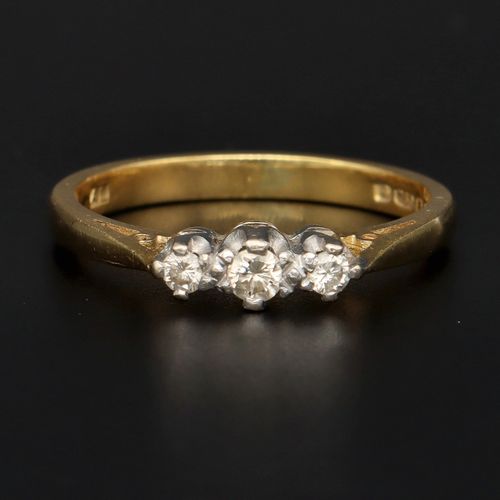 18ct Gold Diamond Ring image-2