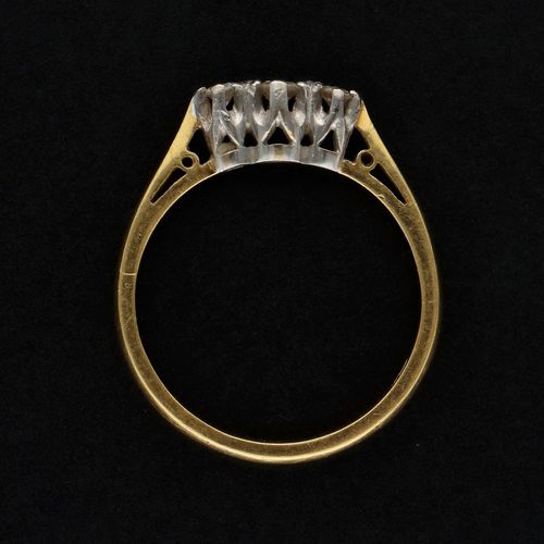 18ct Gold Diamond Ring image-6