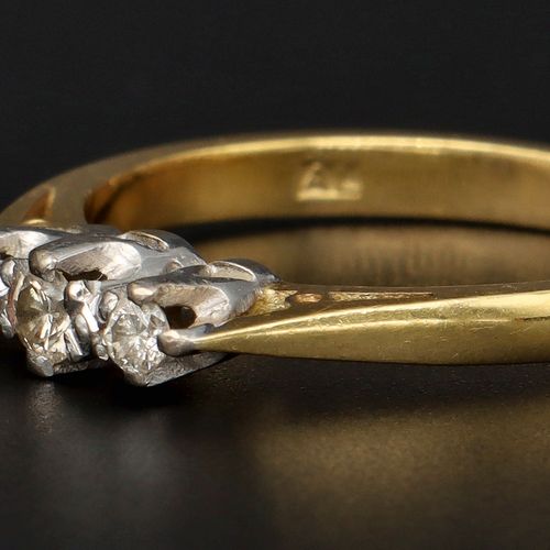 18ct Gold Diamond Ring image-4