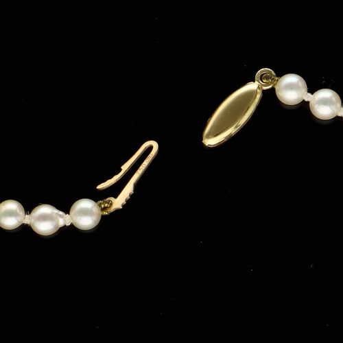 18ct Gold Clasp Graduated Cultured Pearls image-3