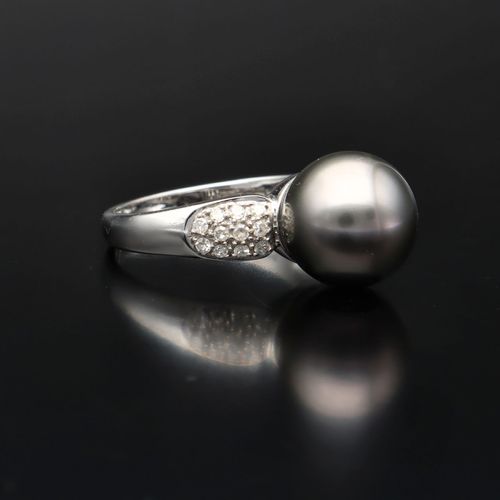 Heavy 18ct Gold Cultured Pearl and Diamond Ring image-1