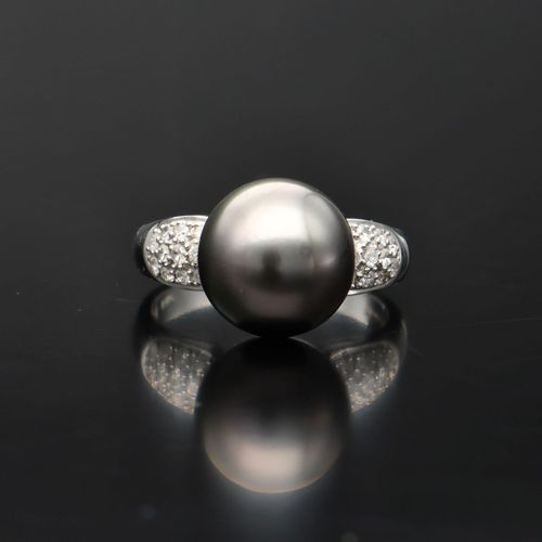 Heavy 18ct Gold Cultured Pearl and Diamond Ring image-2