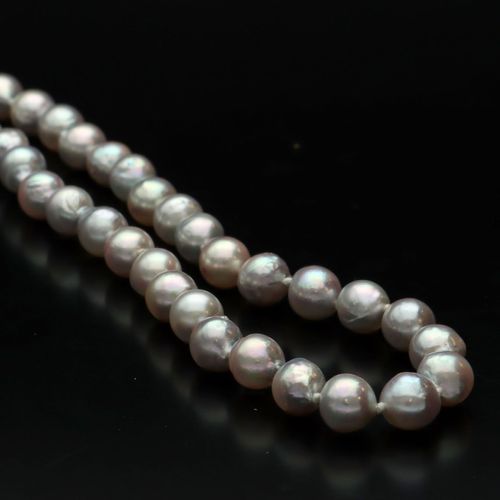 9ct Gold Garnet Clasp Cultured Pearls image-1