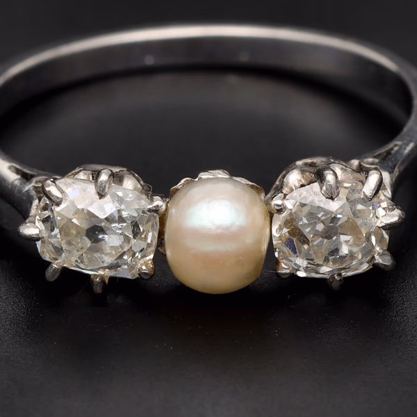 Antique 18ct White Gold Pearl & Cushion Cut Diamond Ring