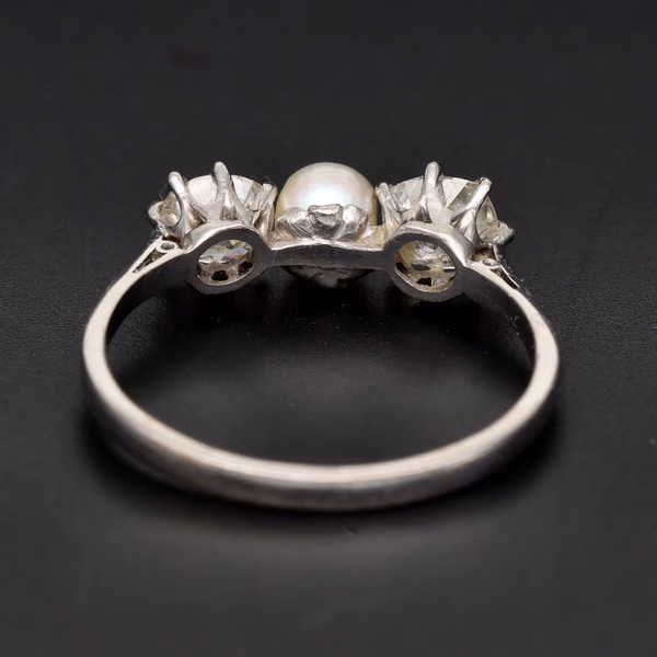 Antique 18ct White Gold Pearl & Cushion Cut Diamond Ring