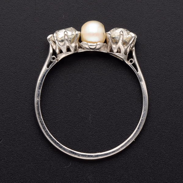 Antique 18ct White Gold Pearl & Cushion Cut Diamond Ring