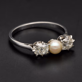Antique 18ct White Gold Pearl & Cushion Cut Diamond Ring