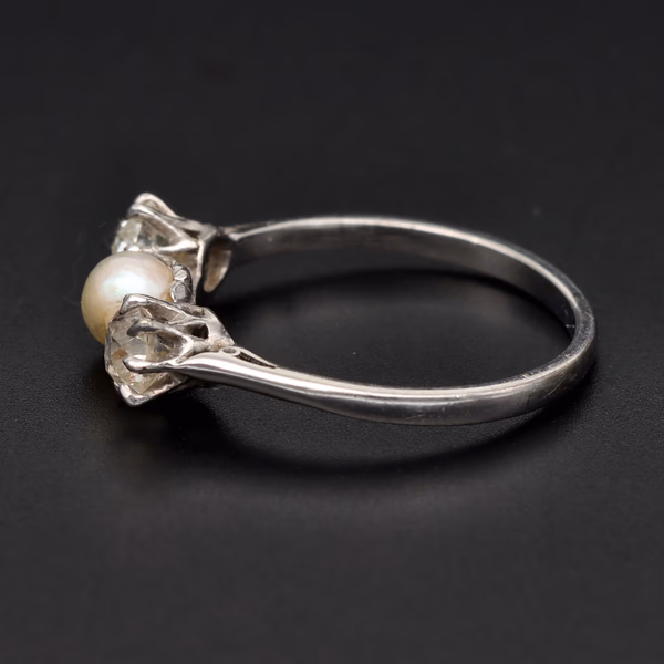 Antique 18ct White Gold Pearl & Cushion Cut Diamond Ring
