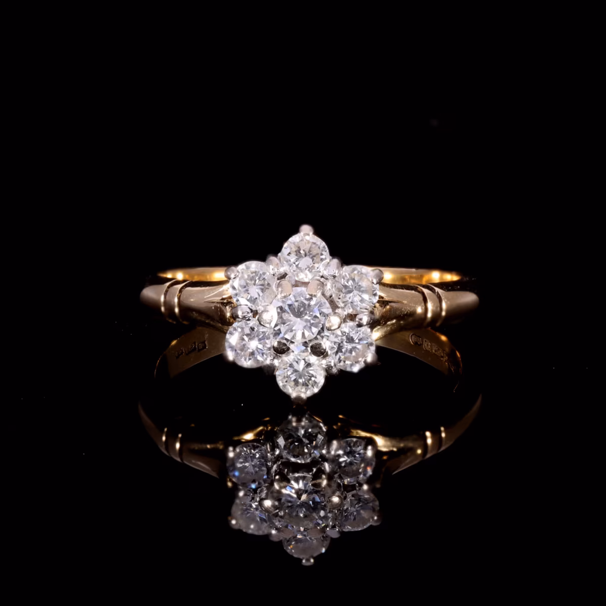 360° view of The Vintage 1989 18ct Gold Diamond Cluster Ring
