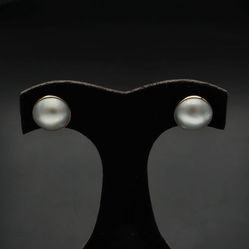 9ct Gold Mabe Pearl Earrings image-2