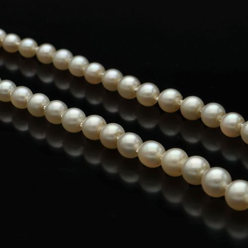 Vintage Silver Clasp Graduated Re-Strung Cultured Pearls image-2