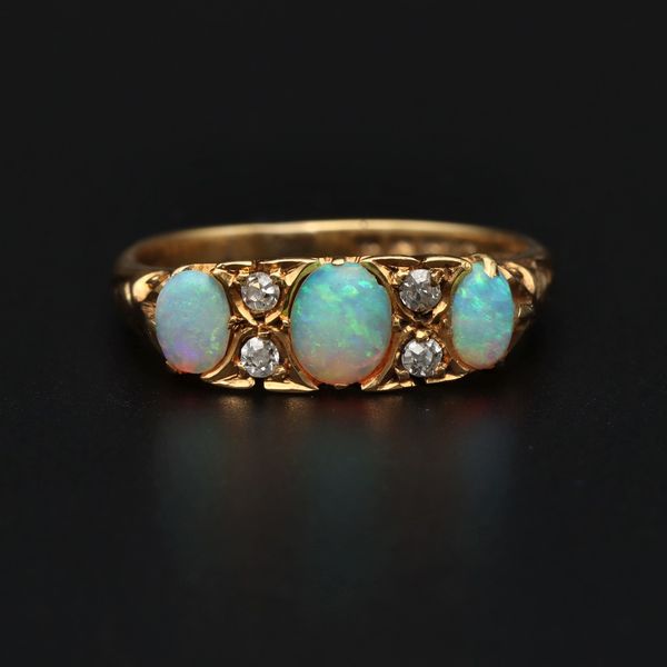 18ct Yellow Gold Opal & Diamond’s Ring