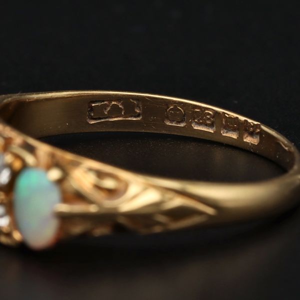 18ct Yellow Gold Opal & Diamond’s Ring