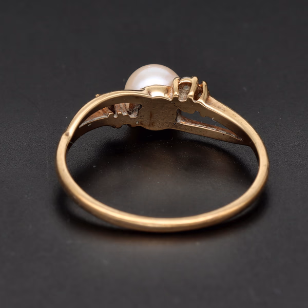 9ct Gold Diamond and Cultured Pearl Ring