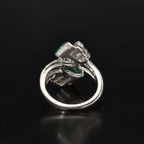 Art Deco Platinum Diamond and Emerald Ring image-4