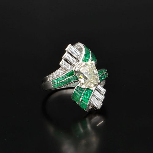 Art Deco Platinum Diamond and Emerald Ring image-1